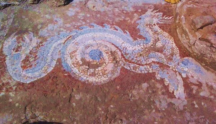 Il meraviglioso drakon azzurro ritrovato nel 2012 nel corso degli scavi nella città magno-greca di Kaulon, a Monasterace Marina (Reggio Calabria)