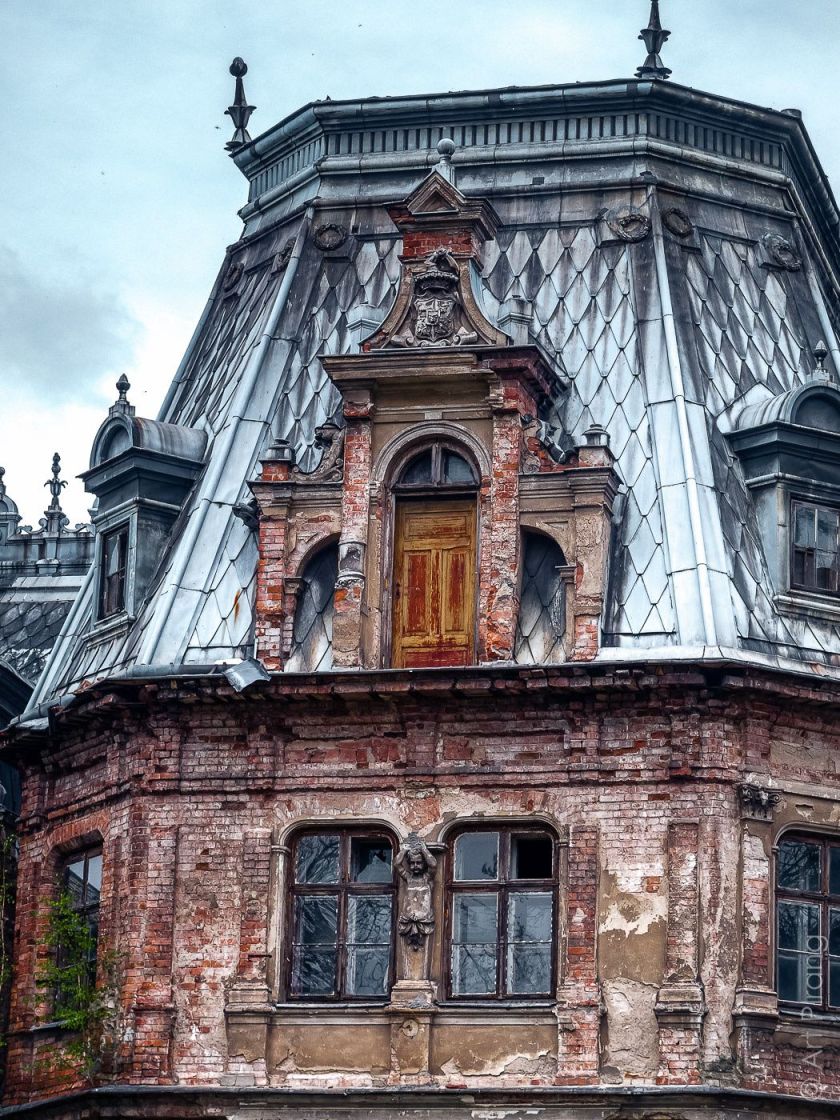abandoned-palace-in-guzow-poland